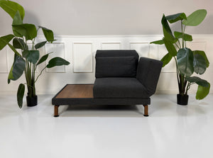 Gebrauchter Brühl Moule Designer Stoff Sessel vor einer Wand, stilvoll und modern eingerichtet.