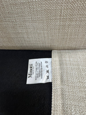 Gebrauchtes beiges Minotti Hamilton Designer Stoff Sofa vor einer Wand, stilvoll und modern eingerichtet