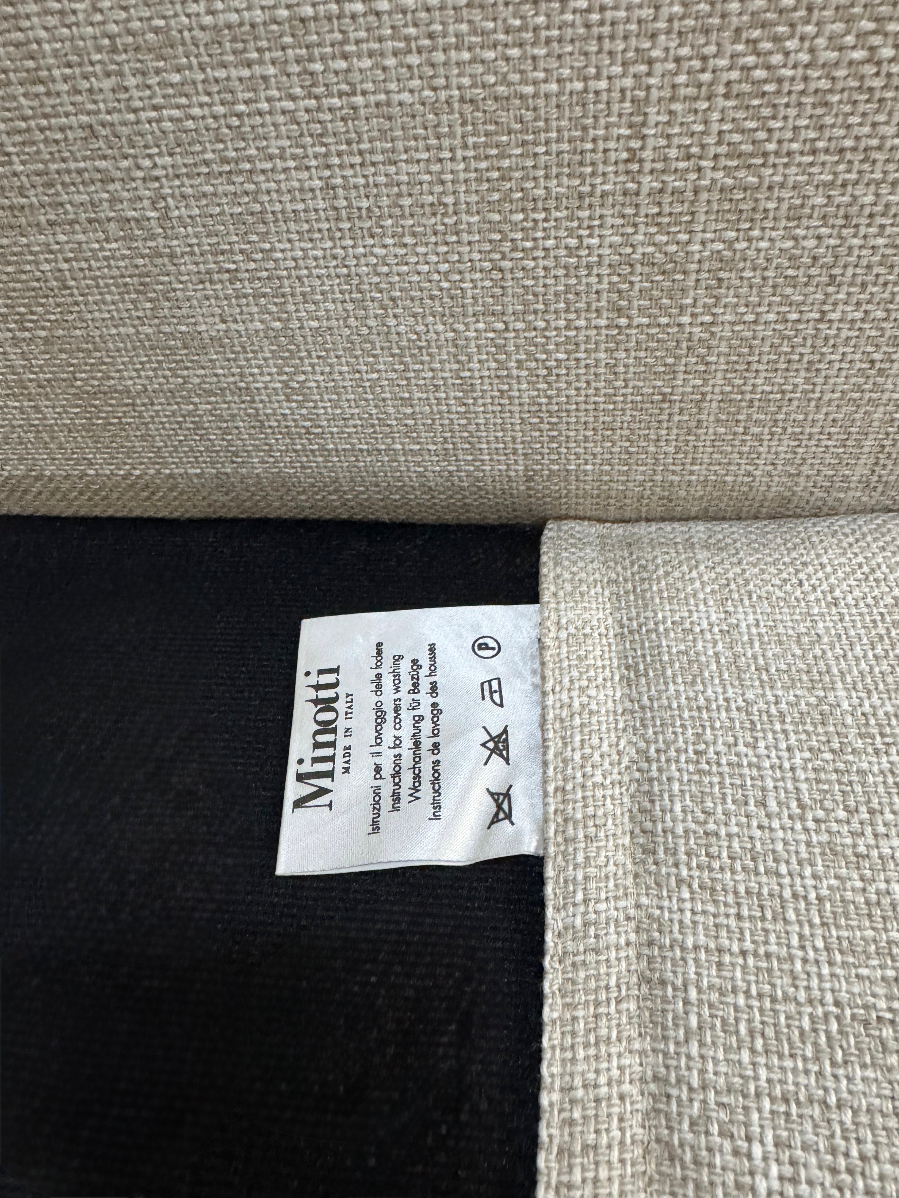 Gebrauchtes beiges Minotti Hamilton Designer Stoff Sofa vor einer Wand, stilvoll und modern eingerichtet