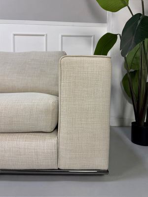 Gebrauchtes beiges Minotti Hamilton Designer Stoff Sofa vor einer Wand, stilvoll und modern eingerichtet