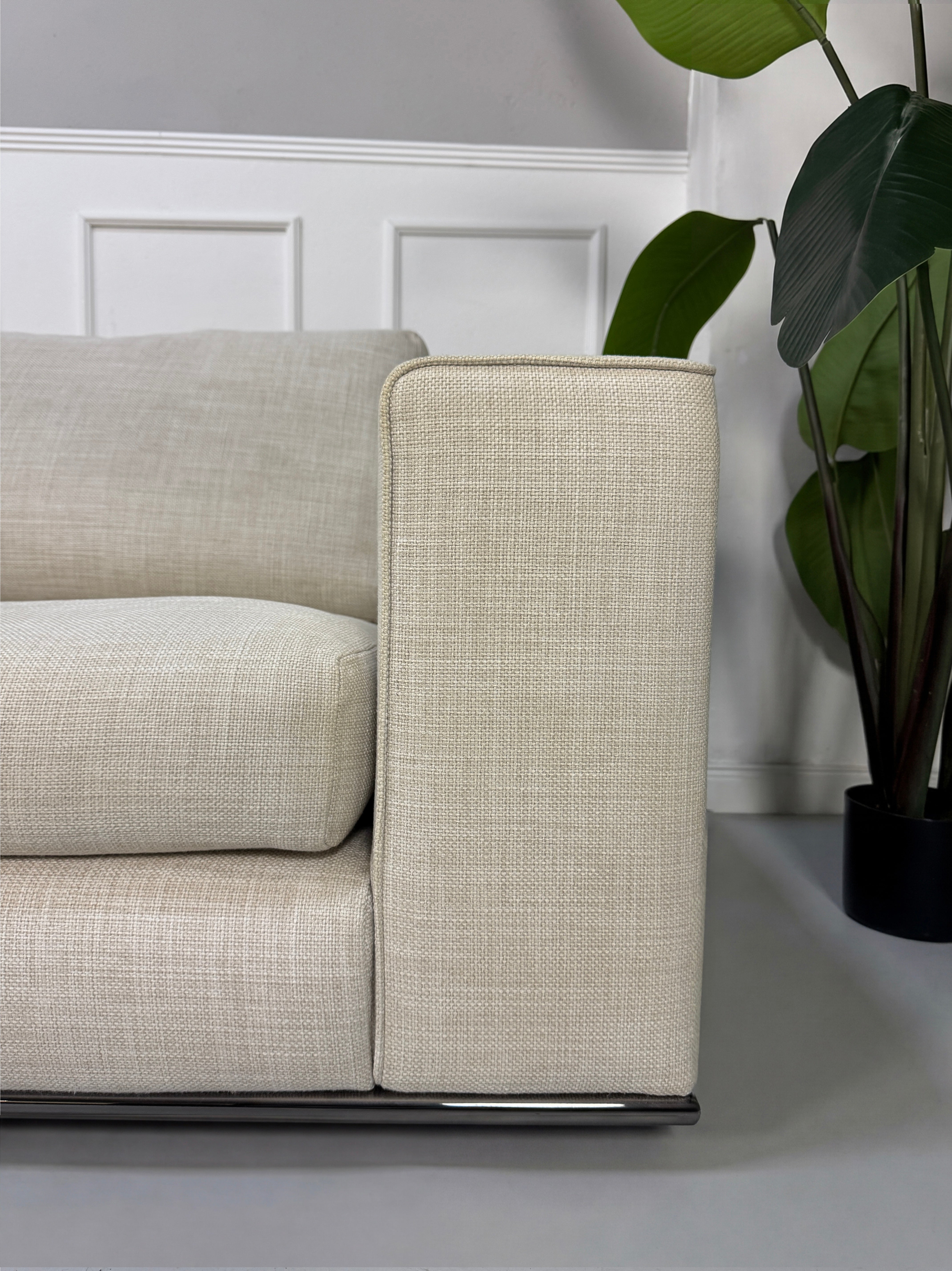 Gebrauchtes beiges Minotti Hamilton Designer Stoff Sofa vor einer Wand, stilvoll und modern eingerichtet