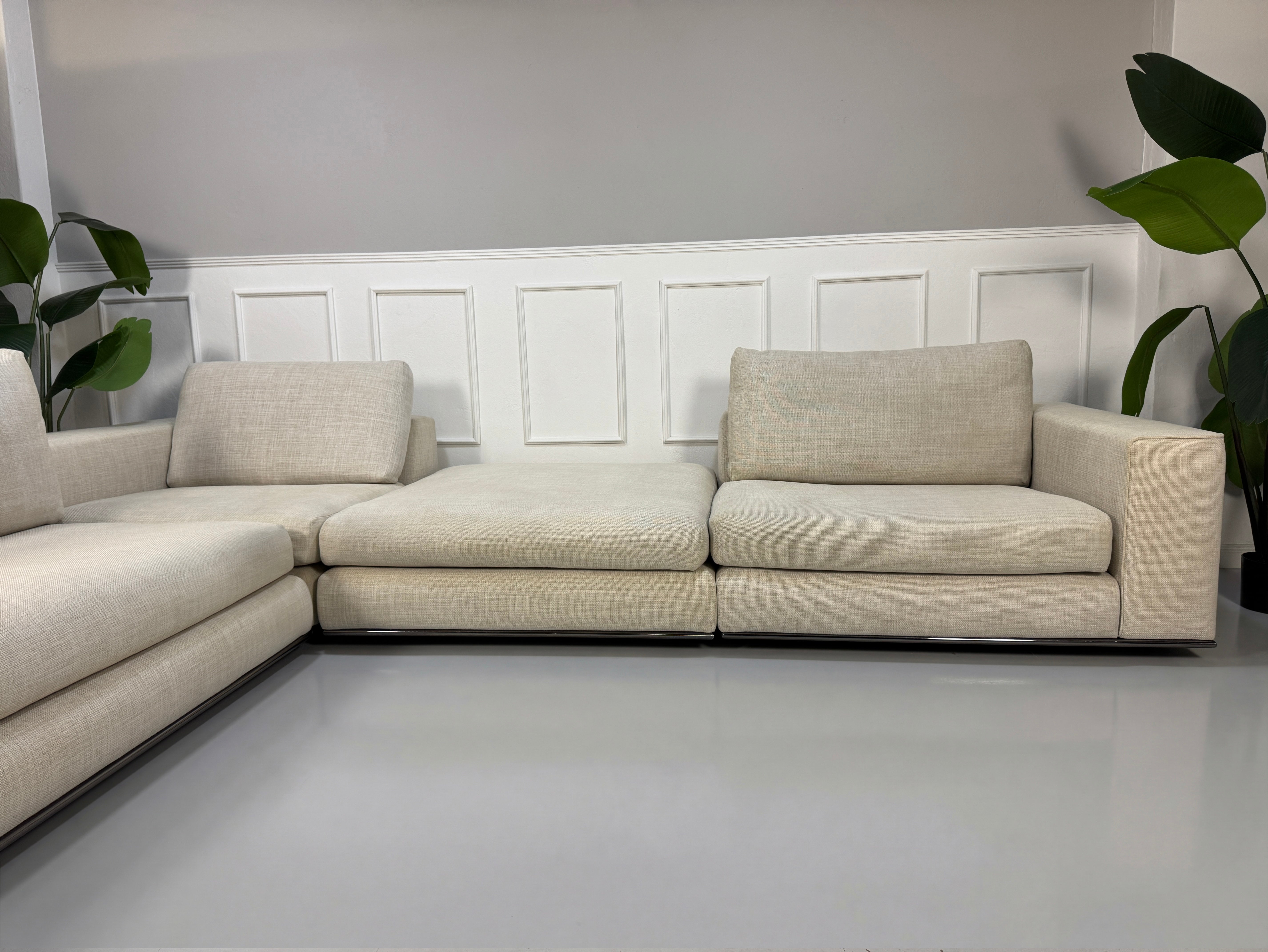 Gebrauchtes beiges Minotti Hamilton Designer Stoff Sofa vor einer Wand, stilvoll und modern eingerichtet