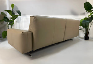 Gebrauchtes graues Rolf Benz 50 Designer Leder Sofa vor einer Wand, stilvoll und modern eingerichtet.