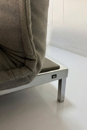 Gebrauchtes graues Rolf Benz Nova Designer Stoff Sofa vor einer Wand, stilvoll und modern eingerichtet.