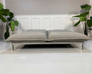 Gebrauchtes graues Rolf Benz Nova Designer Stoff Sofa vor einer Wand, stilvoll und modern eingerichtet.