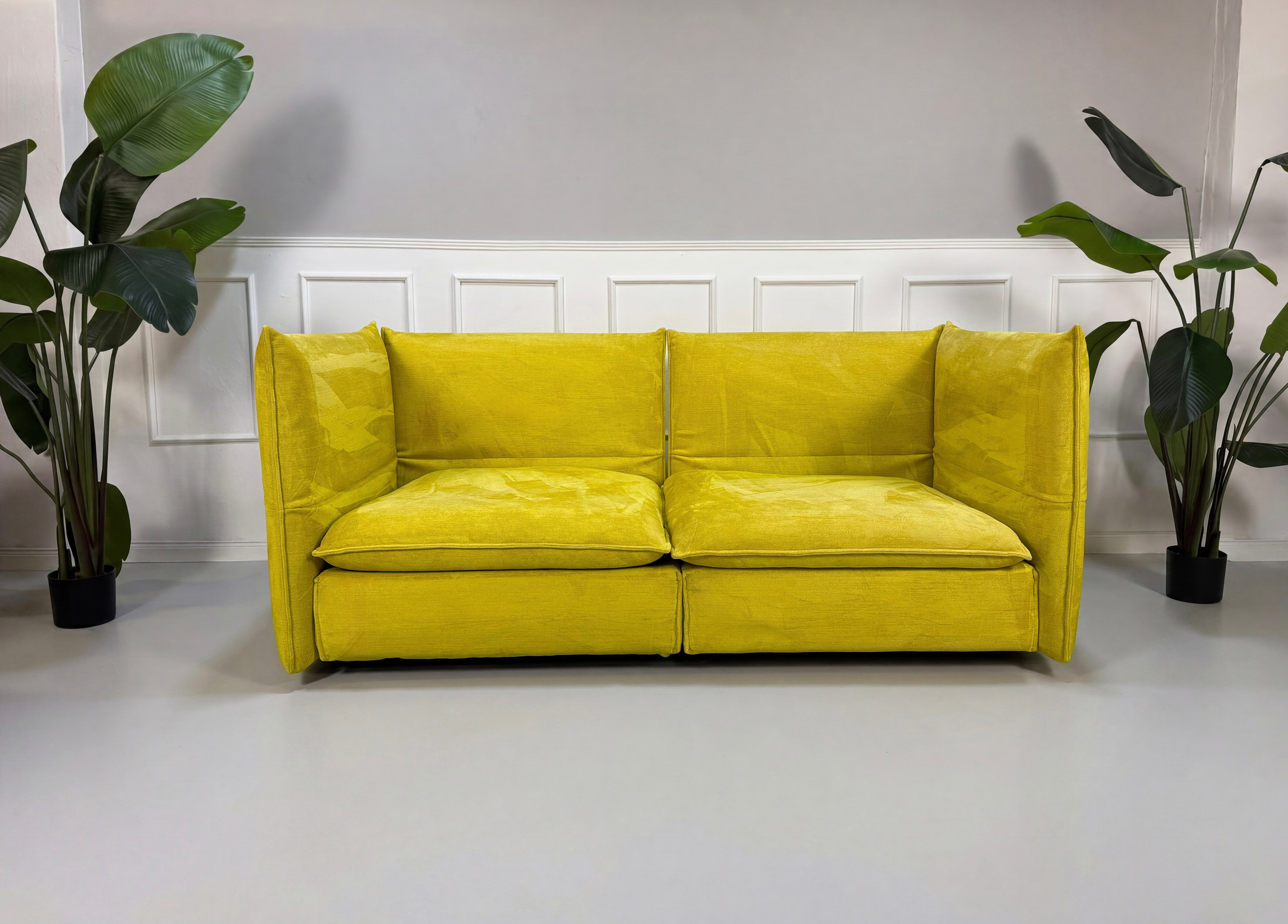 Gebrauchtes gelbes Vitra Mariposa Designer Stoff Sofa vor einer Wand, stilvoll und modern eingerichtet.