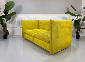 Gebrauchtes gelbes Vitra Mariposa Designer Stoff Sofa vor einer Wand, stilvoll und modern eingerichtet.