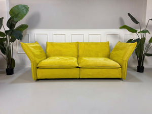Gebrauchtes gelbes Vitra Mariposa Designer Stoff Sofa vor einer Wand, stilvoll und modern eingerichtet.