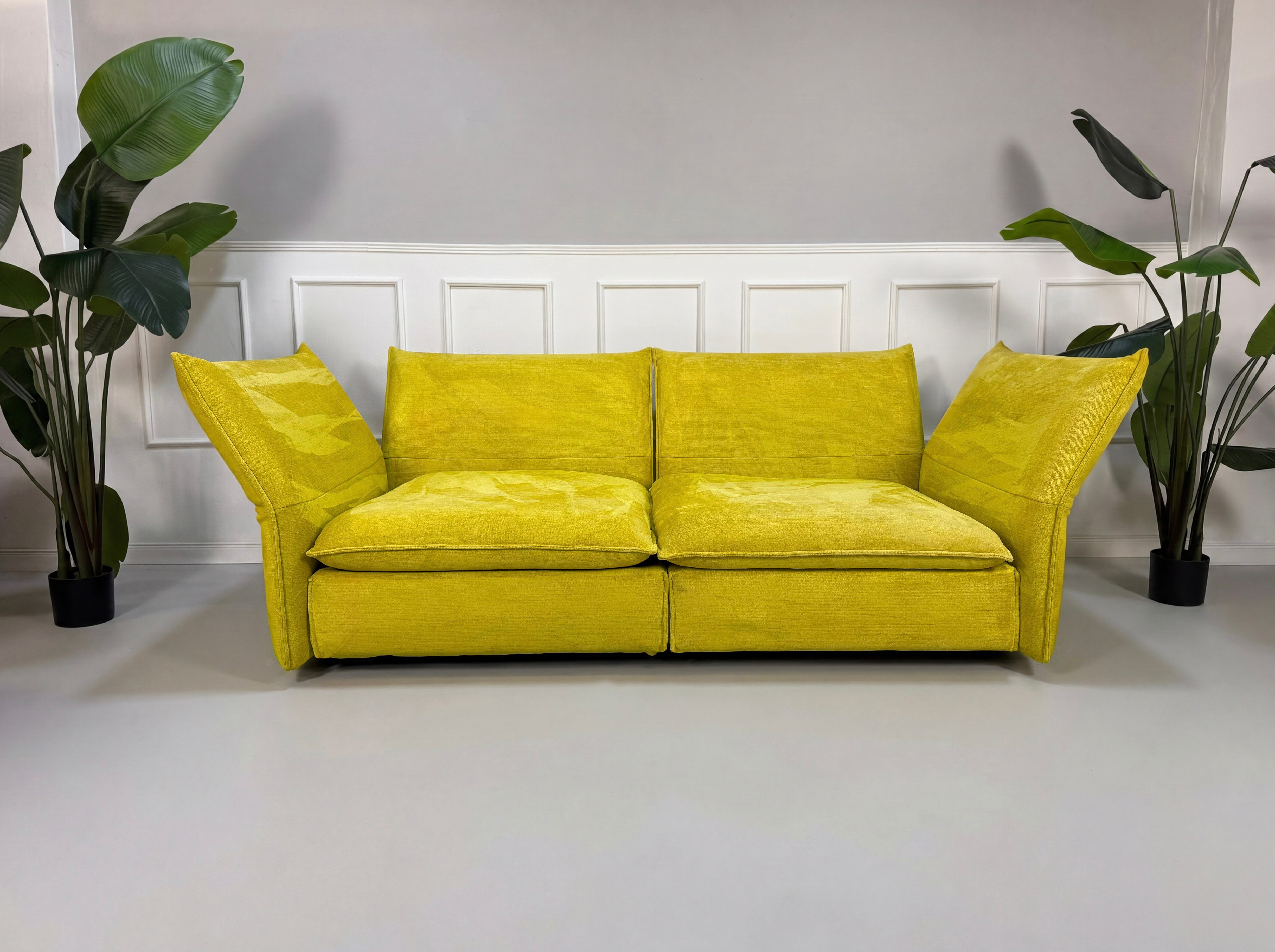 Gebrauchtes gelbes Vitra Mariposa Designer Stoff Sofa vor einer Wand, stilvoll und modern eingerichtet.