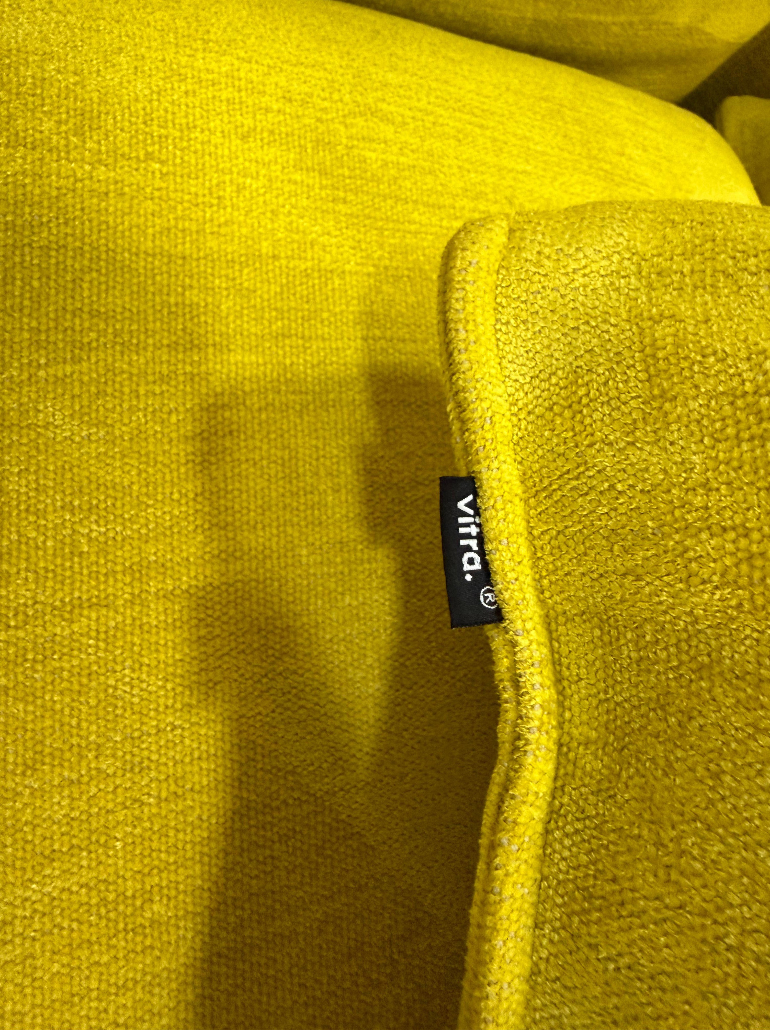 Gebrauchtes gelbes Vitra Mariposa Designer Stoff Sofa vor einer Wand, stilvoll und modern eingerichtet.