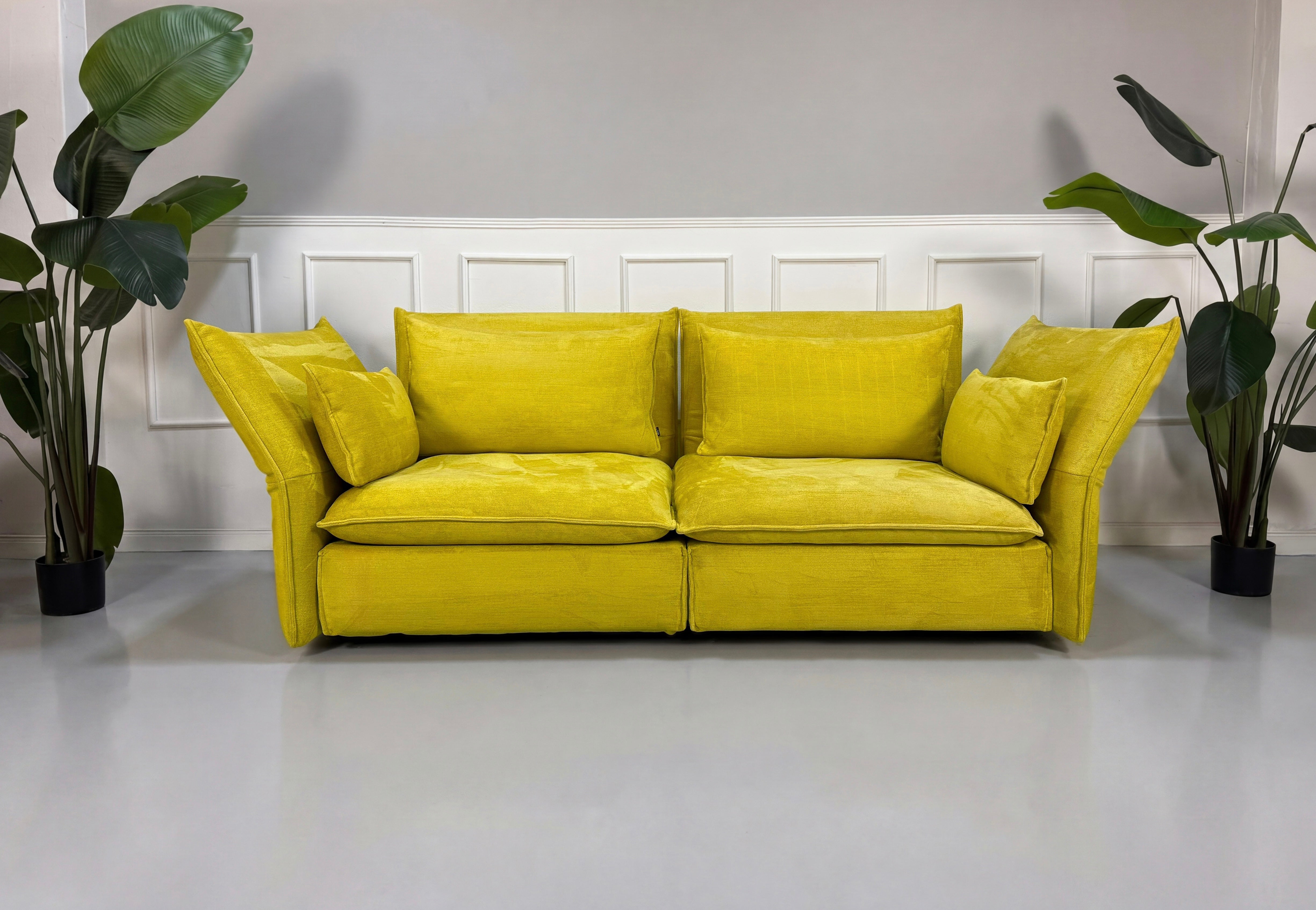 Gebrauchtes gelbes Vitra Mariposa Designer Stoff Sofa vor einer Wand, stilvoll und modern eingerichtet.