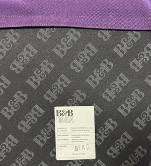 Gebrauchtes lila B&B Italia Tufty Too Designer Stoff Sofa vor einer Wand, stilvoll und modern eingerichtet.