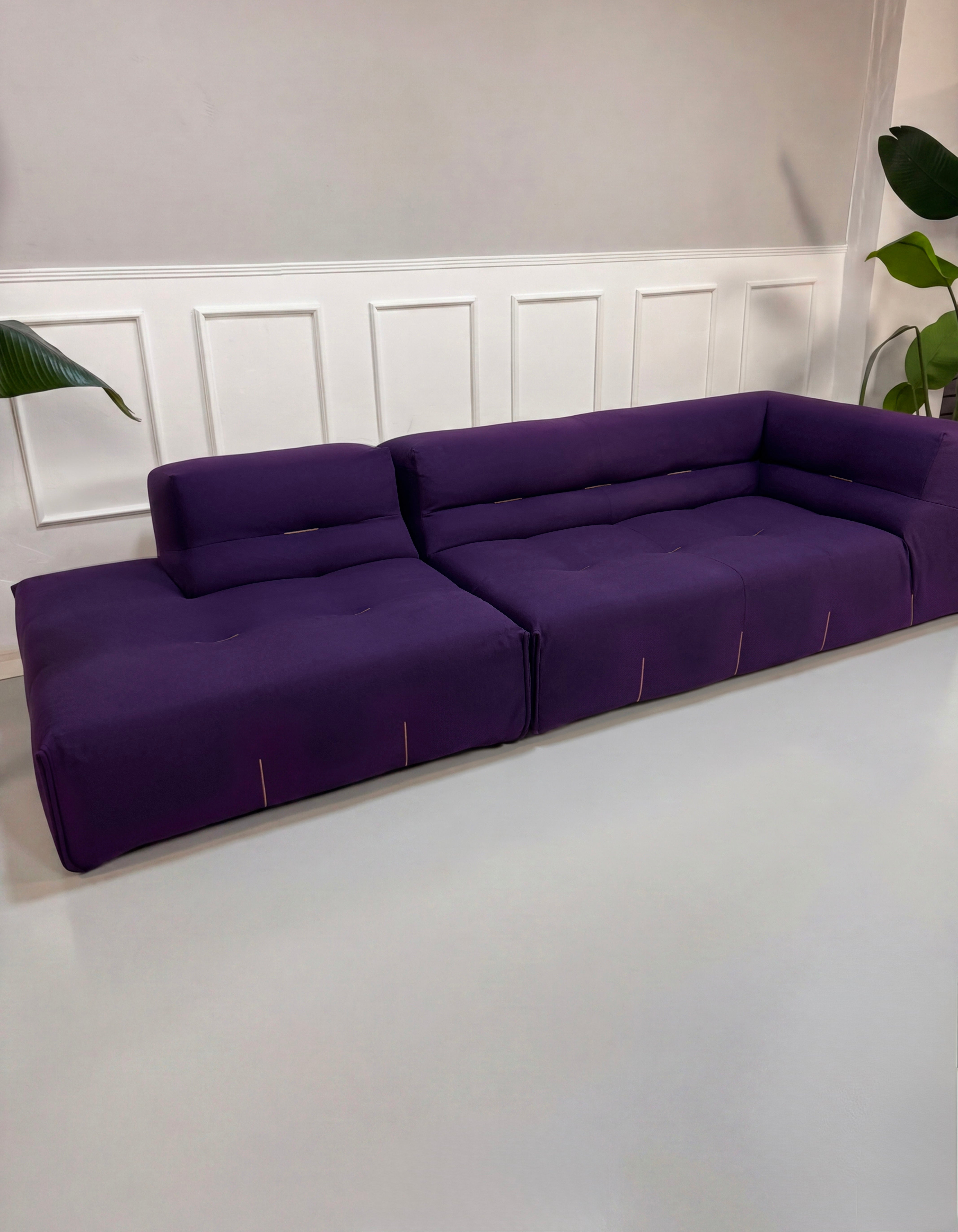 Gebrauchtes lila B&B Italia Tufty Too Designer Stoff Sofa vor einer Wand, stilvoll und modern eingerichtet.