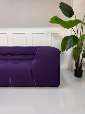 Gebrauchtes lila B&B Italia Tufty Too Designer Stoff Sofa vor einer Wand, stilvoll und modern eingerichtet.