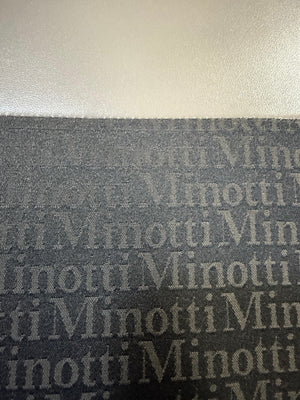 Refurbished Minotti Jagger Designer Leder Sofa vor einer Wand, stilvoll und modern eingerichtet.