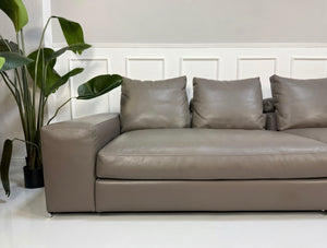 Refurbished Minotti Jagger Designer Leder Sofa vor einer Wand, stilvoll und modern eingerichtet.