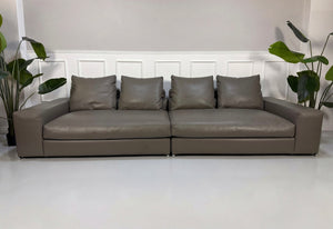 Refurbished Minotti Jagger Designer Leder Sofa vor einer Wand, stilvoll und modern eingerichtet.
