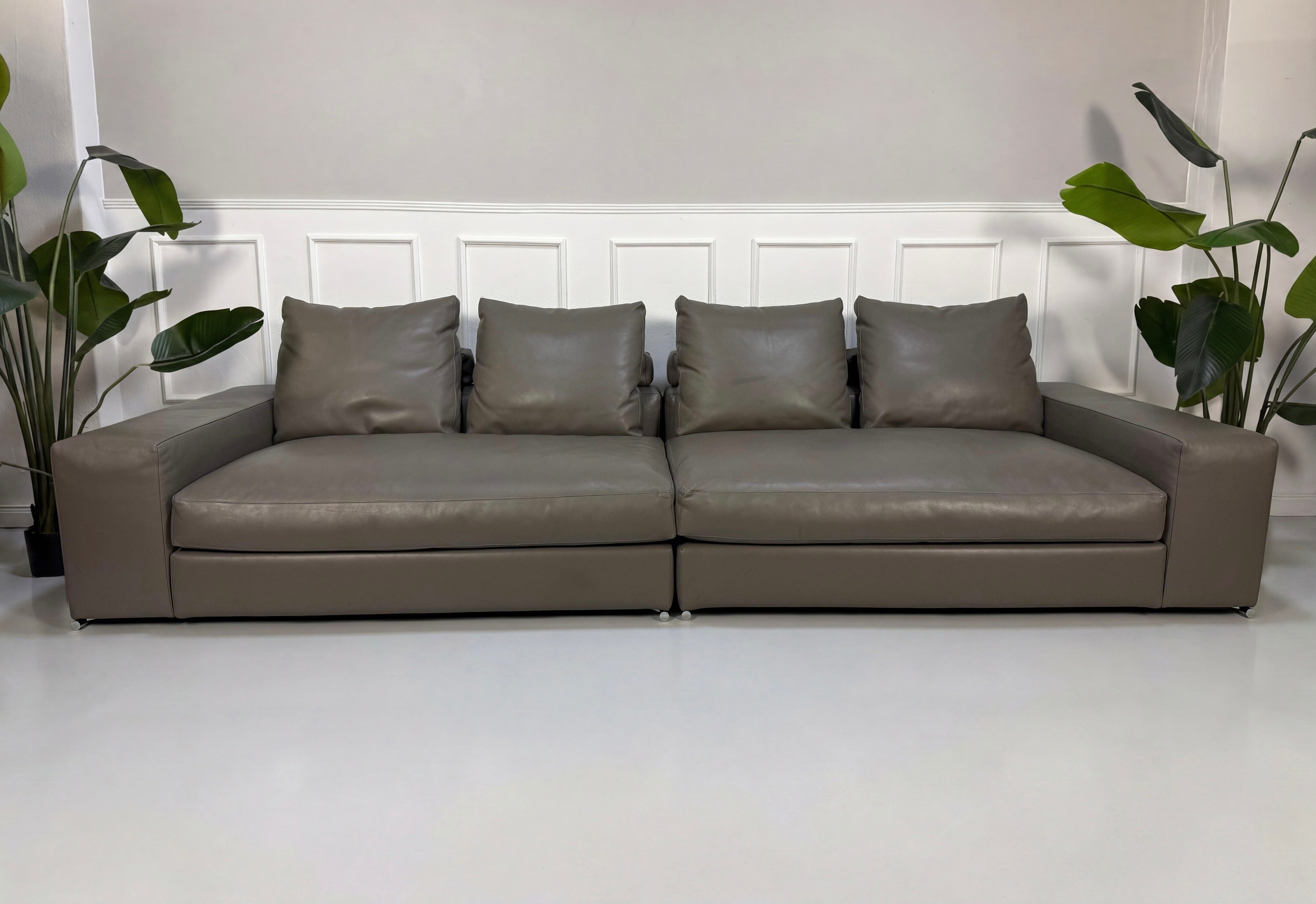 Refurbished Minotti Jagger Designer Leder Sofa vor einer Wand, stilvoll und modern eingerichtet.