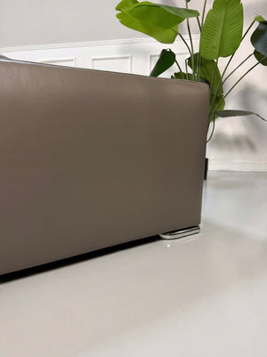 Refurbished Minotti Jagger Designer Leder Sofa vor einer Wand, stilvoll und modern eingerichtet.