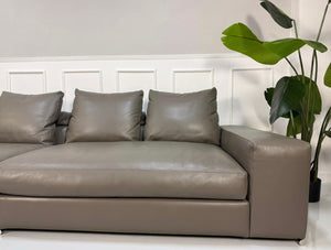 Refurbished Minotti Jagger Designer Leder Sofa vor einer Wand, stilvoll und modern eingerichtet.