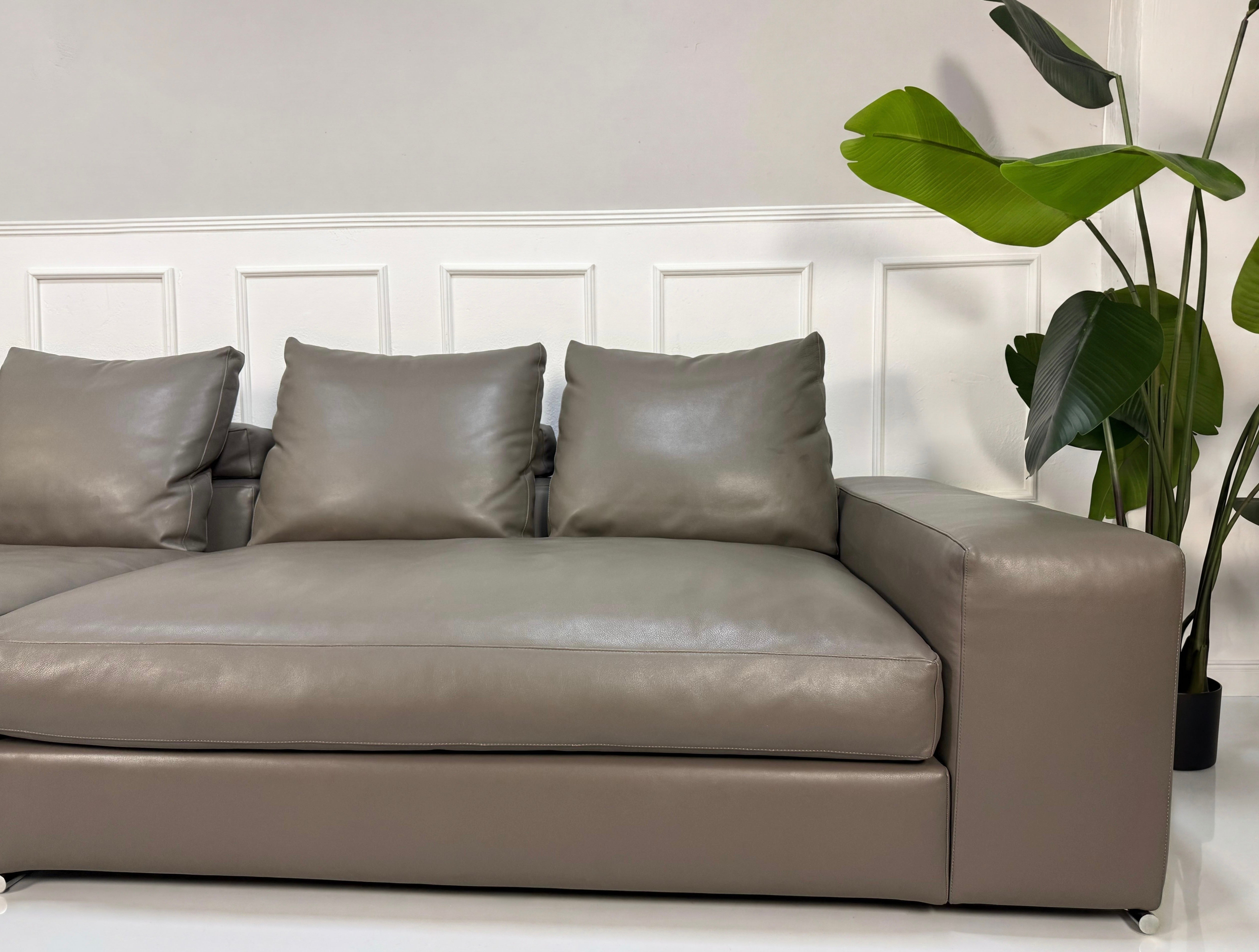 Refurbished Minotti Jagger Designer Leder Sofa vor einer Wand, stilvoll und modern eingerichtet.