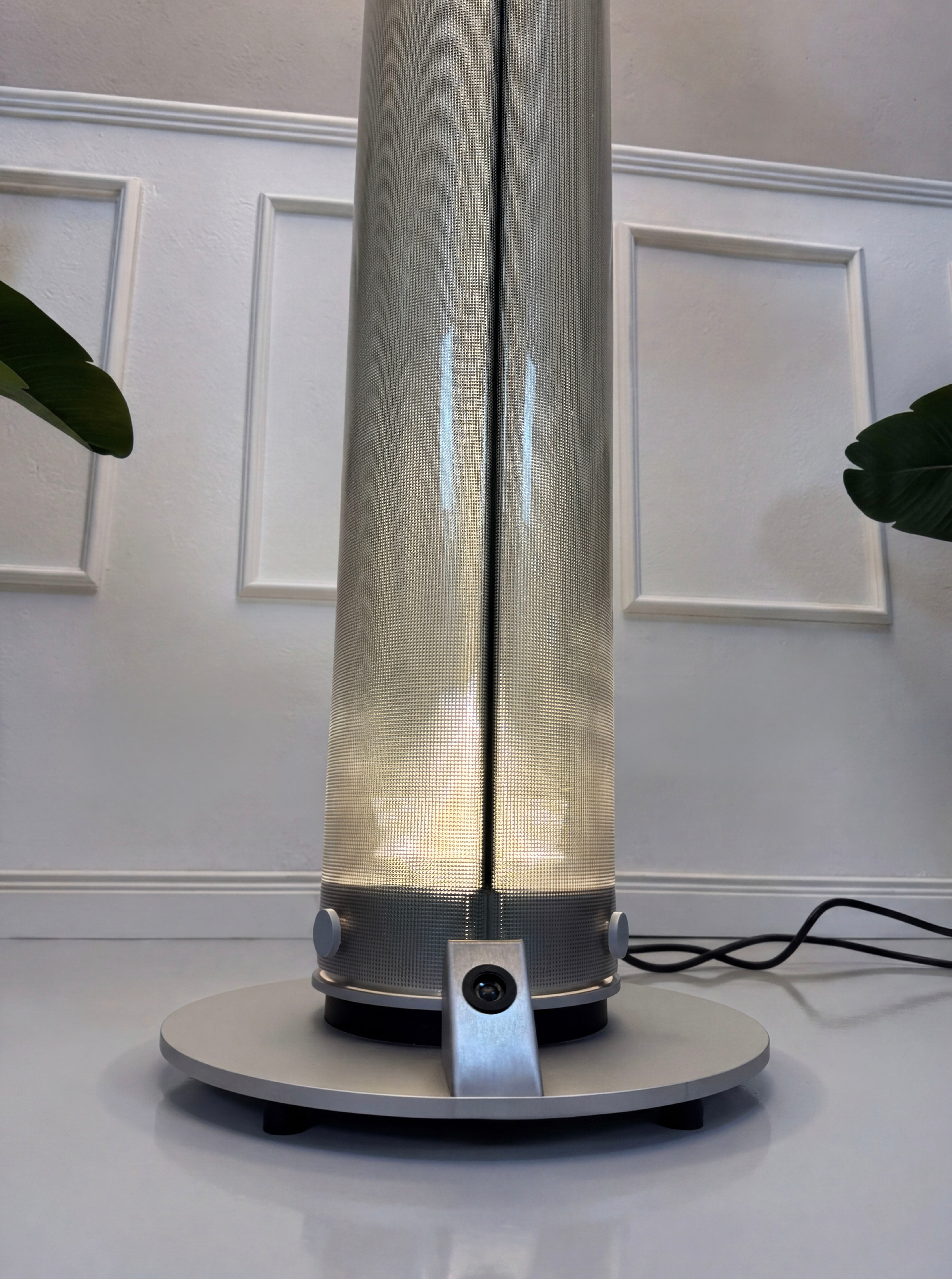 Gebrauchte Belux Twilight Designer Lampe vor einer Wand, stilvoll und modern eingerichtet.