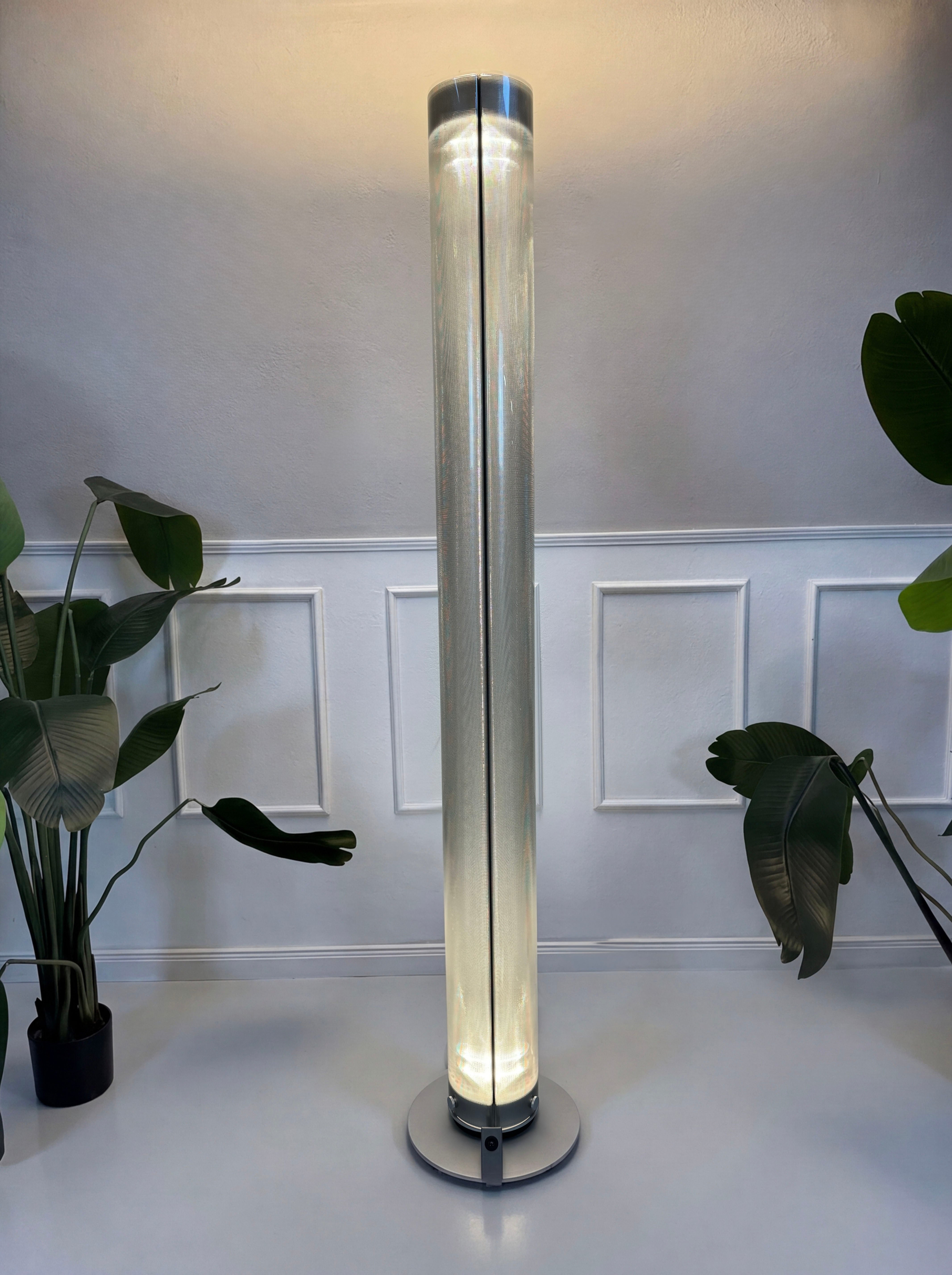 Gebrauchte Belux Twilight Designer Lampe vor einer Wand, stilvoll und modern eingerichtet.