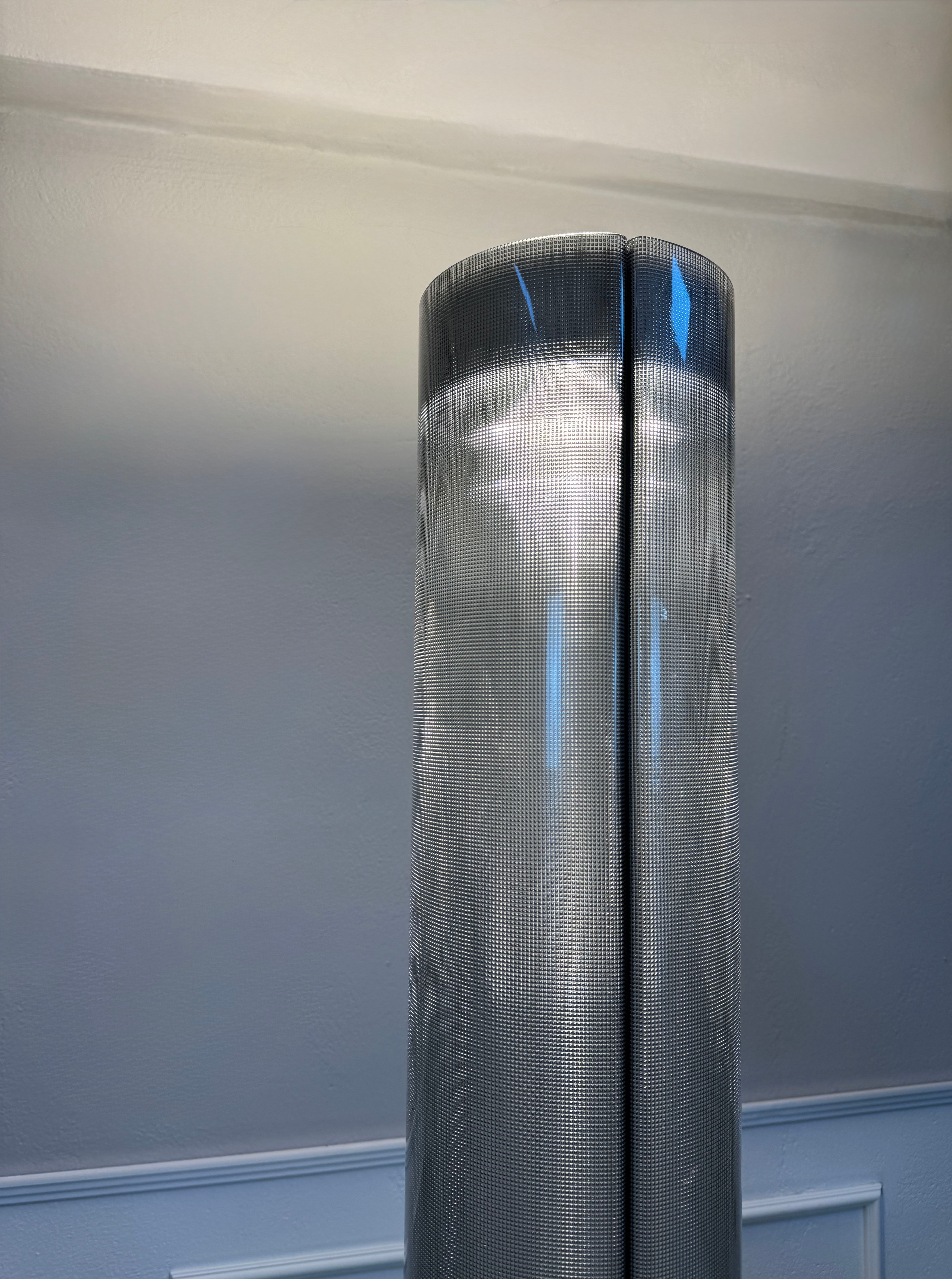 Gebrauchte Belux Twilight Designer Lampe vor einer Wand, stilvoll und modern eingerichtet.