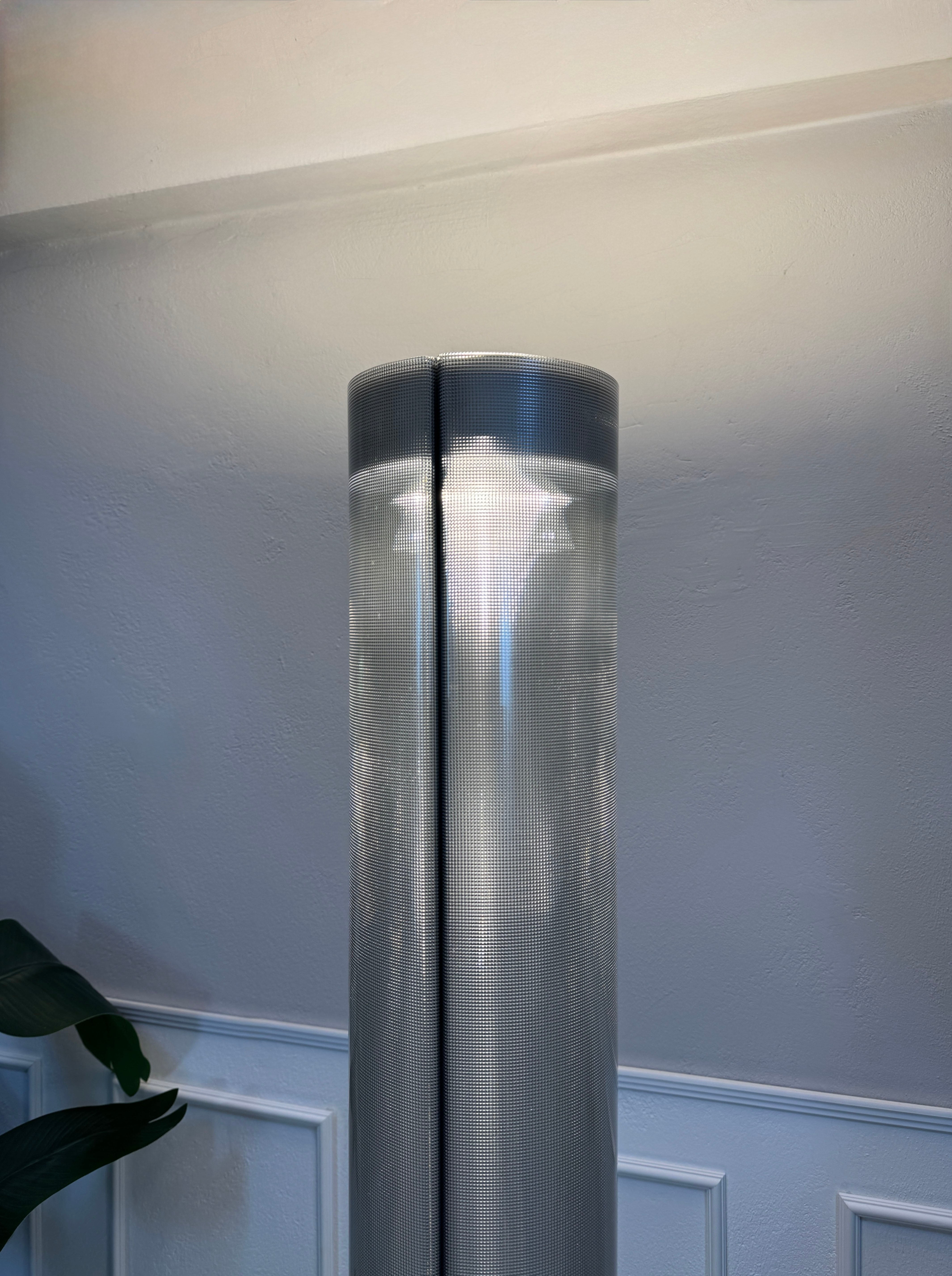 Gebrauchte Belux Twilight Designer Lampe vor einer Wand, stilvoll und modern eingerichtet.
