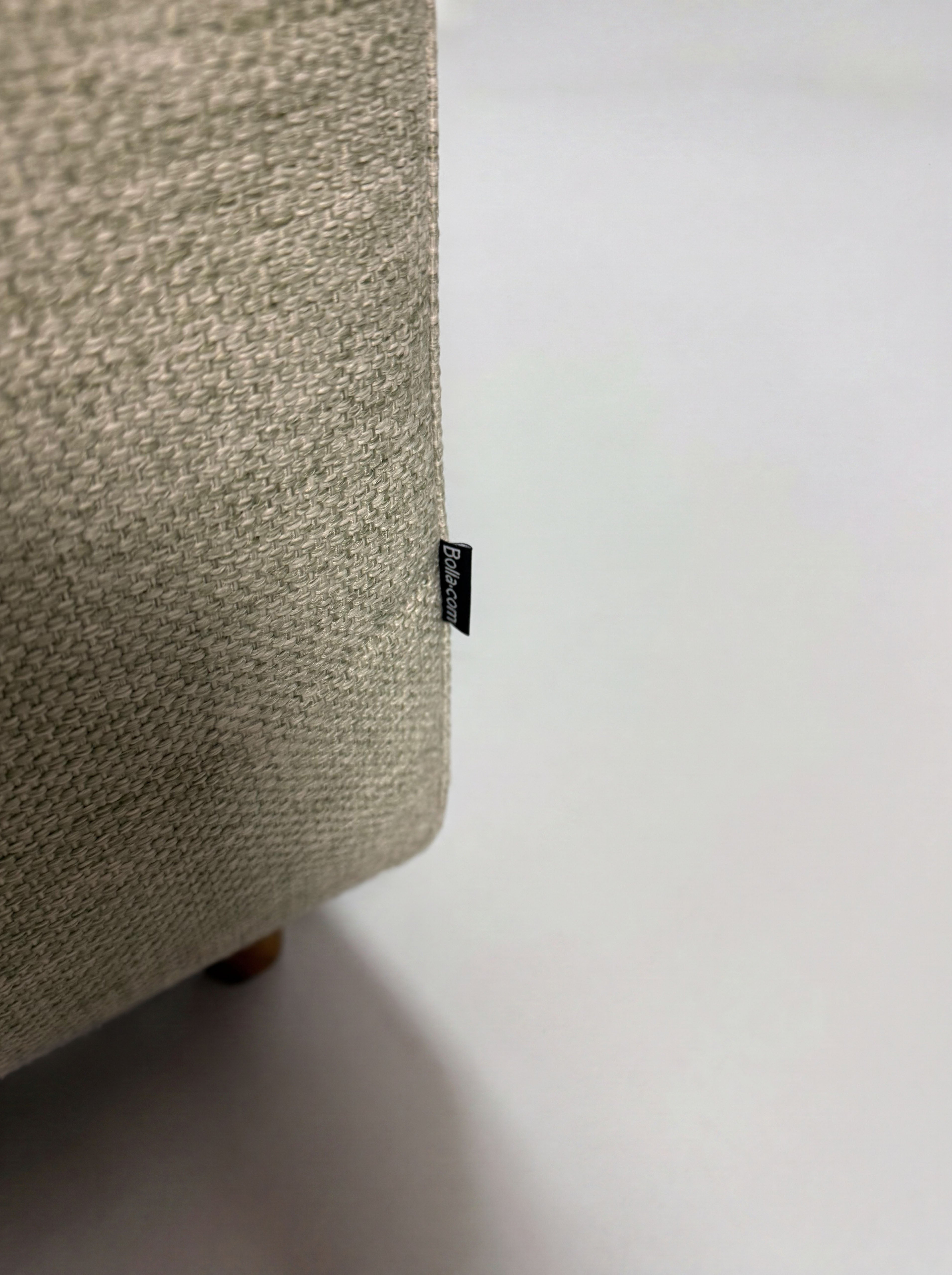 Gebrauchtes grau sand Bolia Scandinavia Designer Stoff Sofa vor einer Wand, stilvoll und modern eingerichtet.