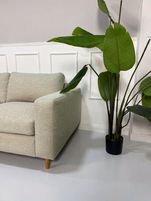Gebrauchtes grau sand Bolia Scandinavia Designer Stoff Sofa vor einer Wand, stilvoll und modern eingerichtet.