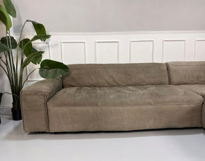 Gebrauchtes braunes Rolf Benz Mio Designer Leder Sofa vor einer Wand, stilvoll und modern eingerichtet.
