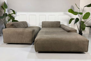 Gebrauchtes braunes Rolf Benz Mio Designer Leder Sofa vor einer Wand, stilvoll und modern eingerichtet.
