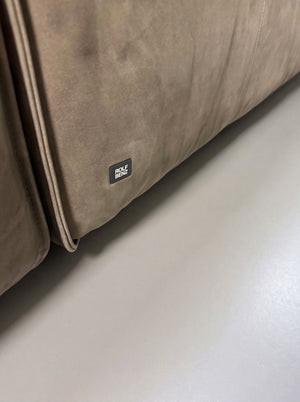 Gebrauchtes braunes Rolf Benz Mio Designer Leder Sofa vor einer Wand, stilvoll und modern eingerichtet.
