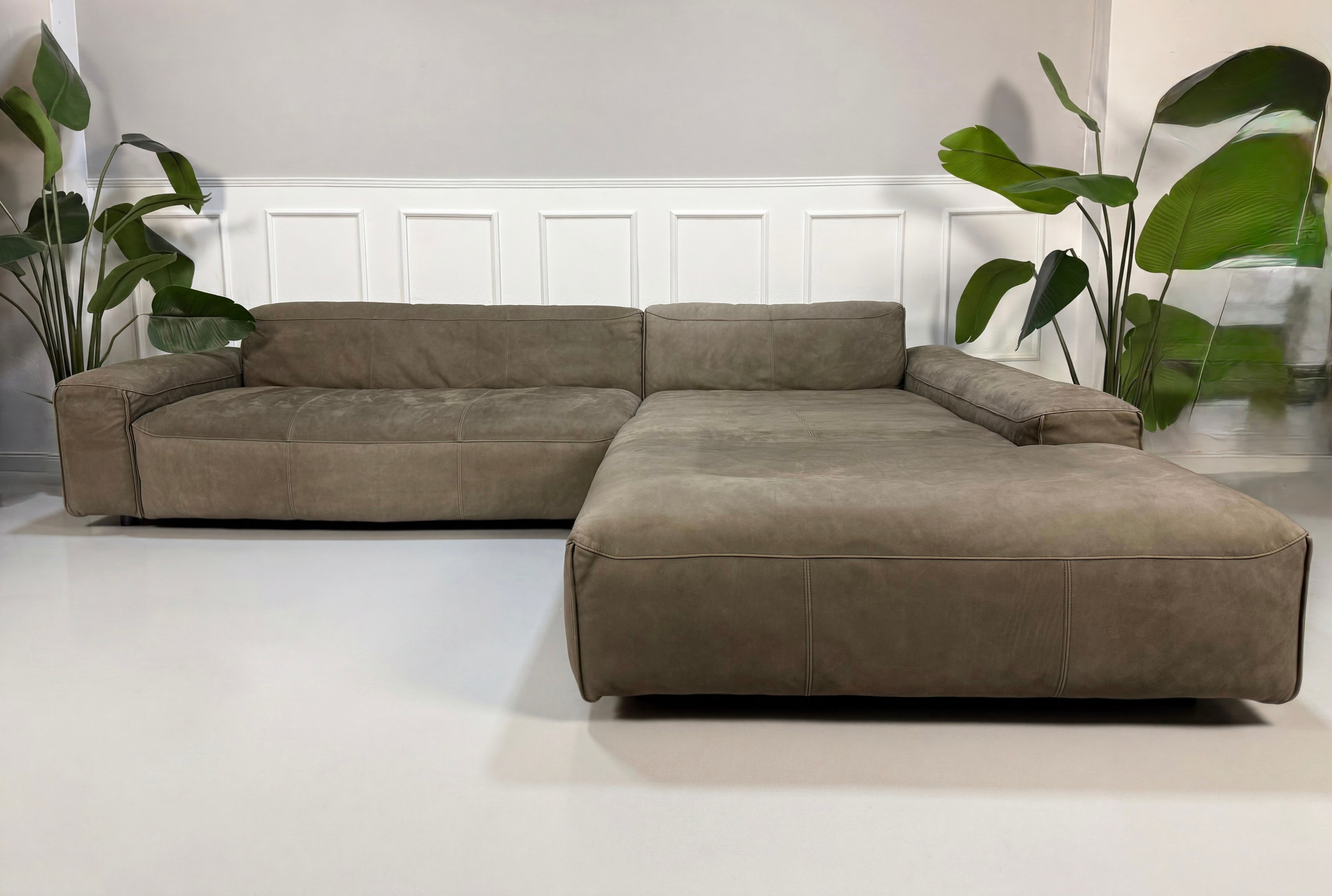 Gebrauchtes braunes Rolf Benz Mio Designer Leder Sofa vor einer Wand, stilvoll und modern eingerichtet.
