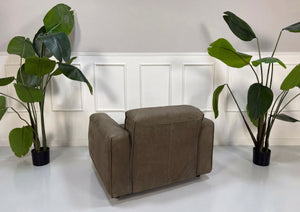 Gebrauchter braunen Rolf Benz Mio  Designer Leder Sessel vor einer Wand, stilvoll und modern eingerichtet.
