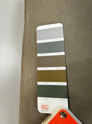 Gebrauchtes braunes Rolf Benz Mio Designer Leder Sofa vor einer Wand, stilvoll und modern eingerichtet.
