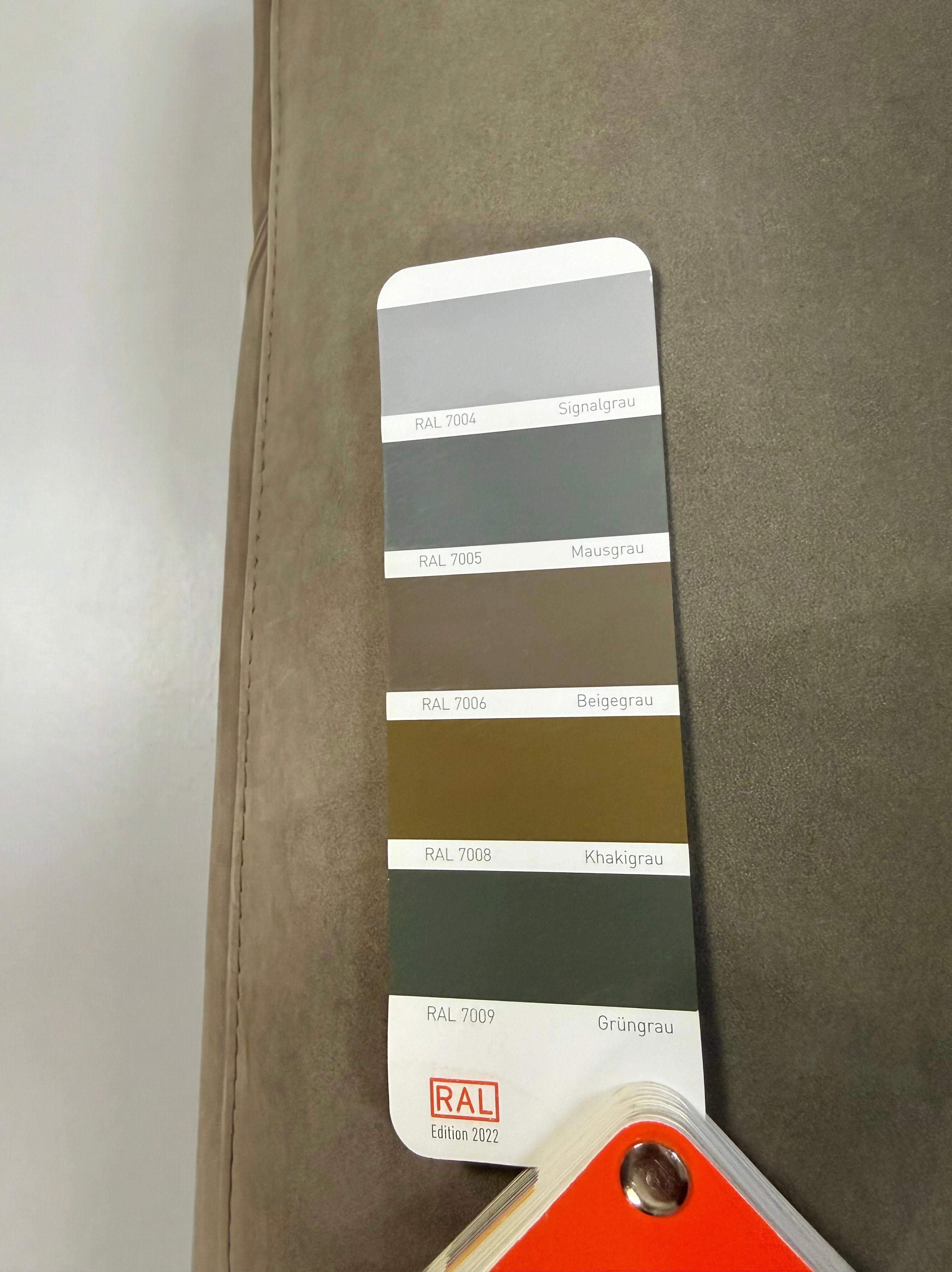 Gebrauchtes braunes Rolf Benz Mio Designer Leder Sofa vor einer Wand, stilvoll und modern eingerichtet.
