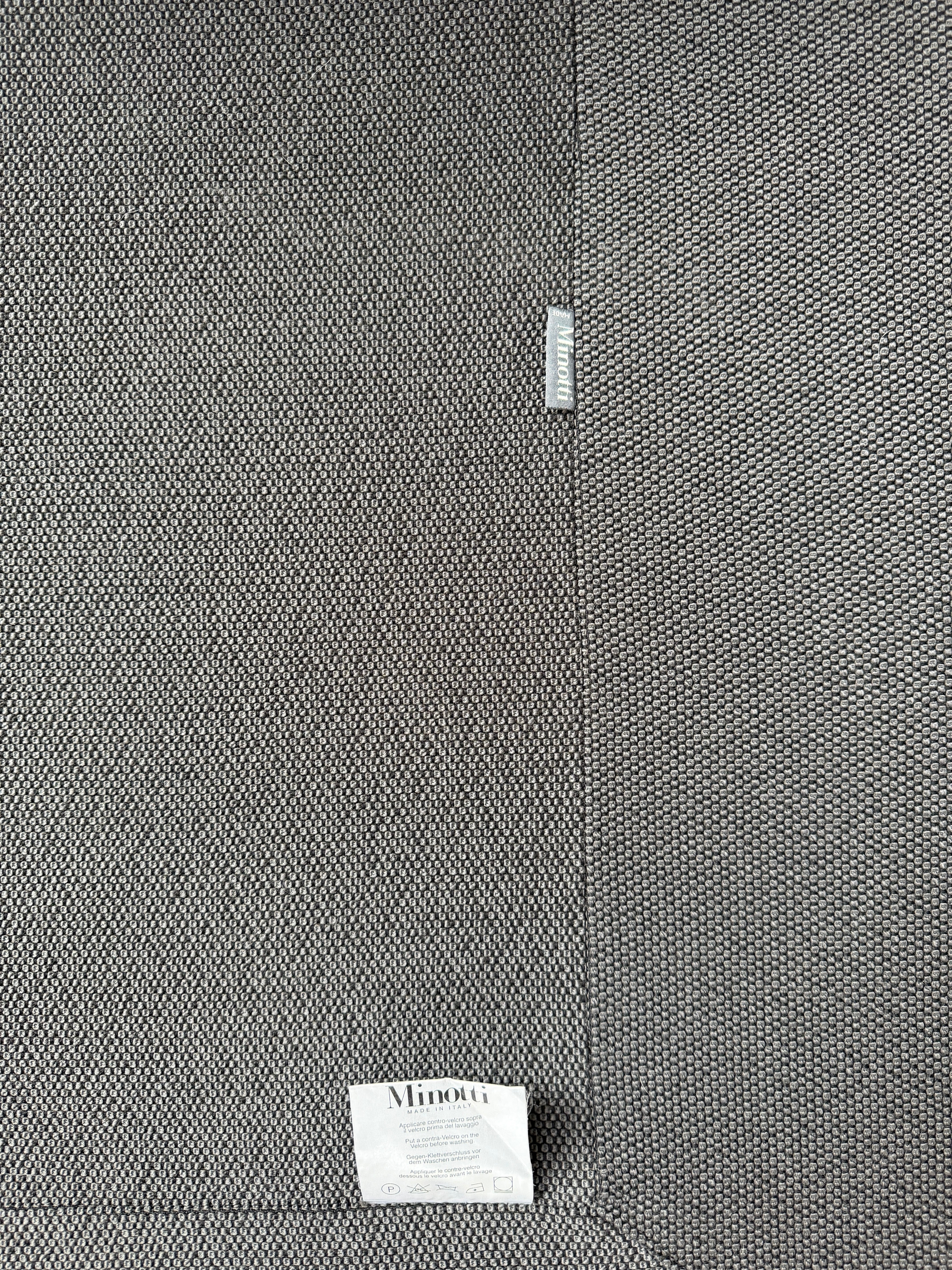 Gebrauchter Minotti Jagger Sessel Designer Stoff Sofa vor einer Wand, stilvoll und modern eingerichtet.