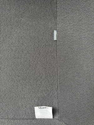 Gebrauchtes graues Minotti Jagger Designer Stoff Sofa vor einer Wand, stilvoll und modern eingerichtet.