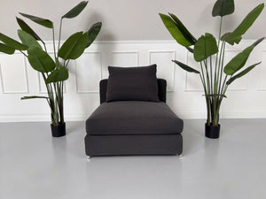 Gebrauchter Minotti Jagger Sessel Designer Stoff Sofa vor einer Wand, stilvoll und modern eingerichtet.