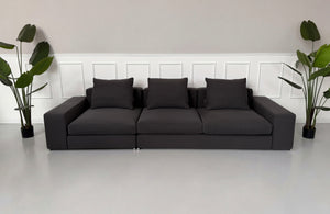 Gebrauchtes graues Minotti Jagger Designer Stoff Sofa vor einer Wand, stilvoll und modern eingerichtet.
