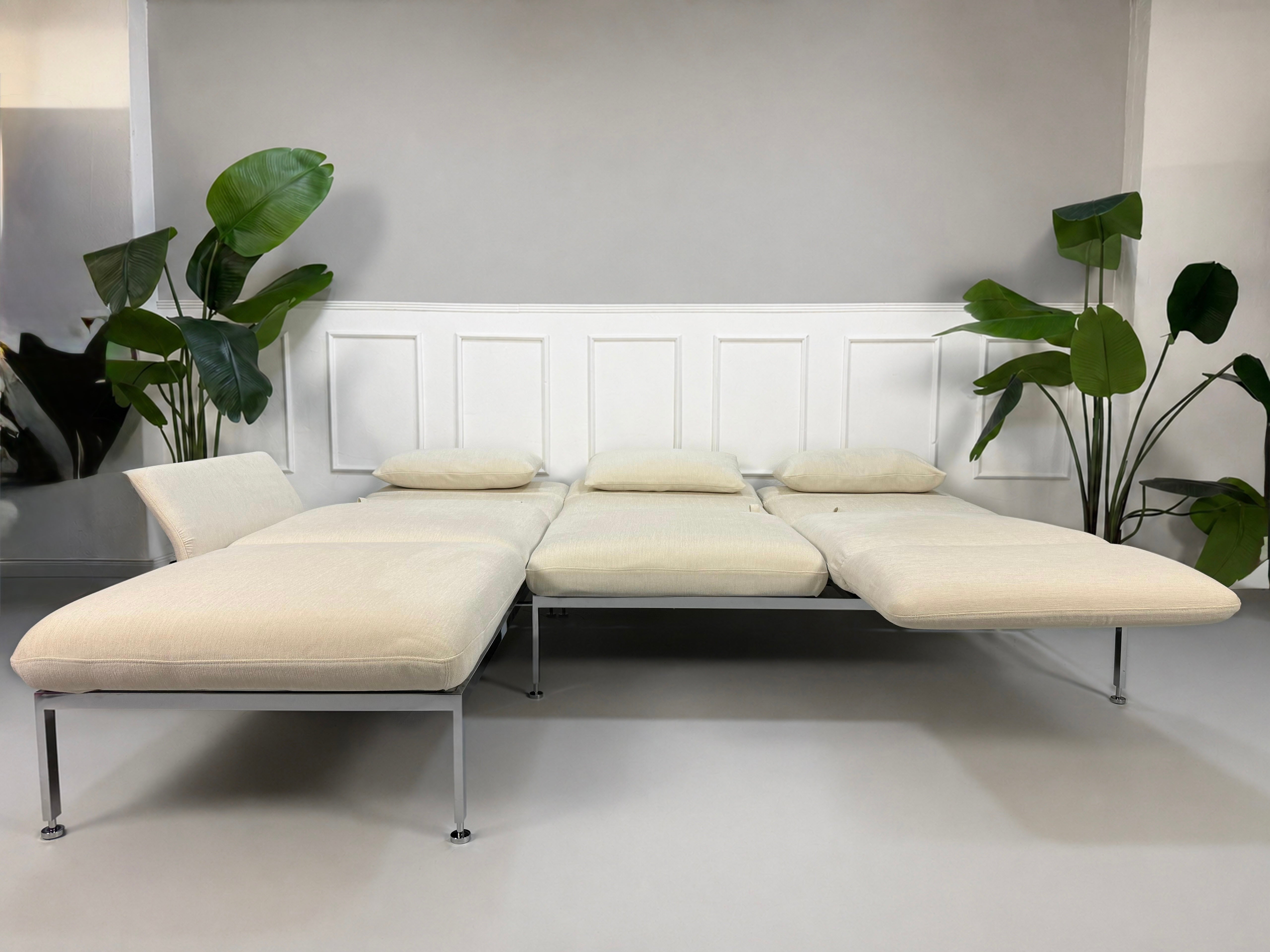 Gebrauchtes beiges Brühl Roro Designer Stoff Ecksofa vor einer Wand, stilvoll und modern eingerichtet.
