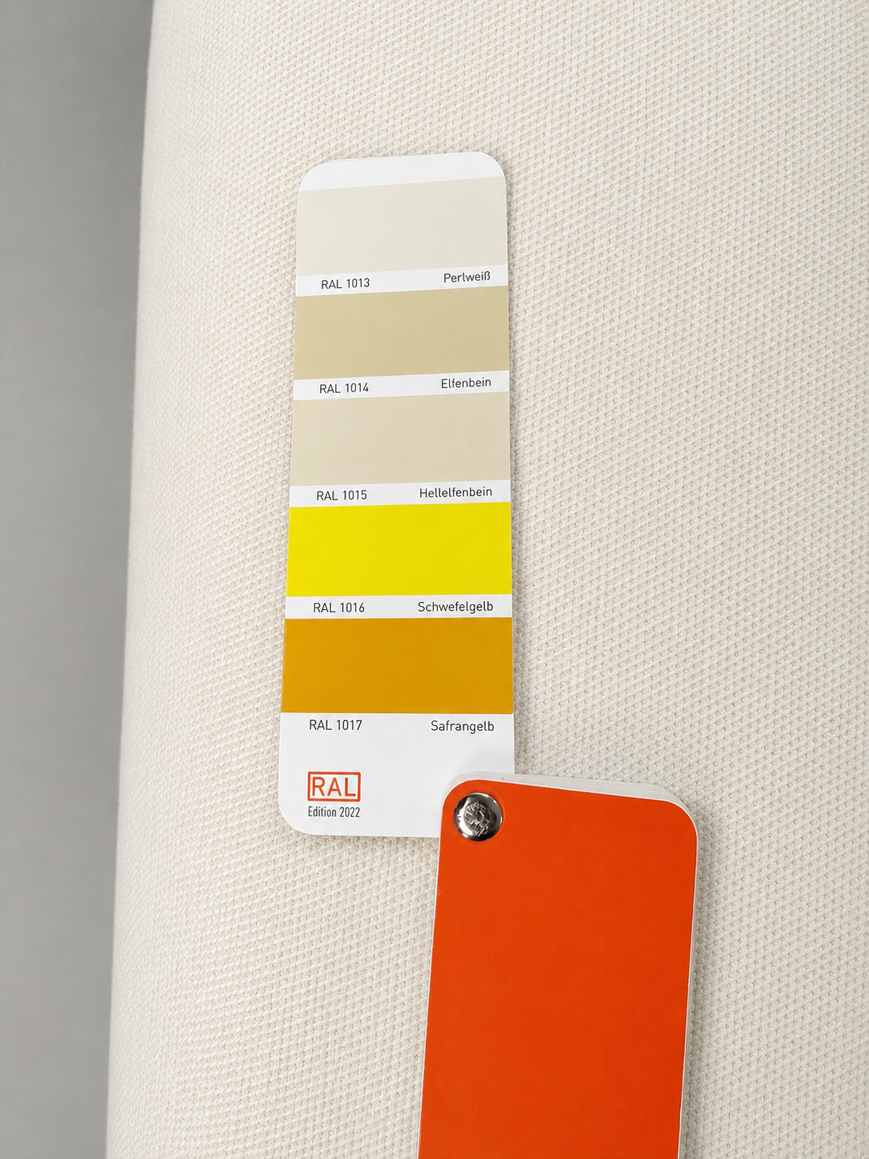 Gebrauchtes beiges Brühl Roro Designer Stoff Ecksofa vor einer Wand, stilvoll und modern eingerichtet.
