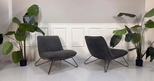 Gebrauchte graue 394 Rolf Benz Designer Stoff Sessel vor einer Wand, stilvoll und modern eingerichtet.