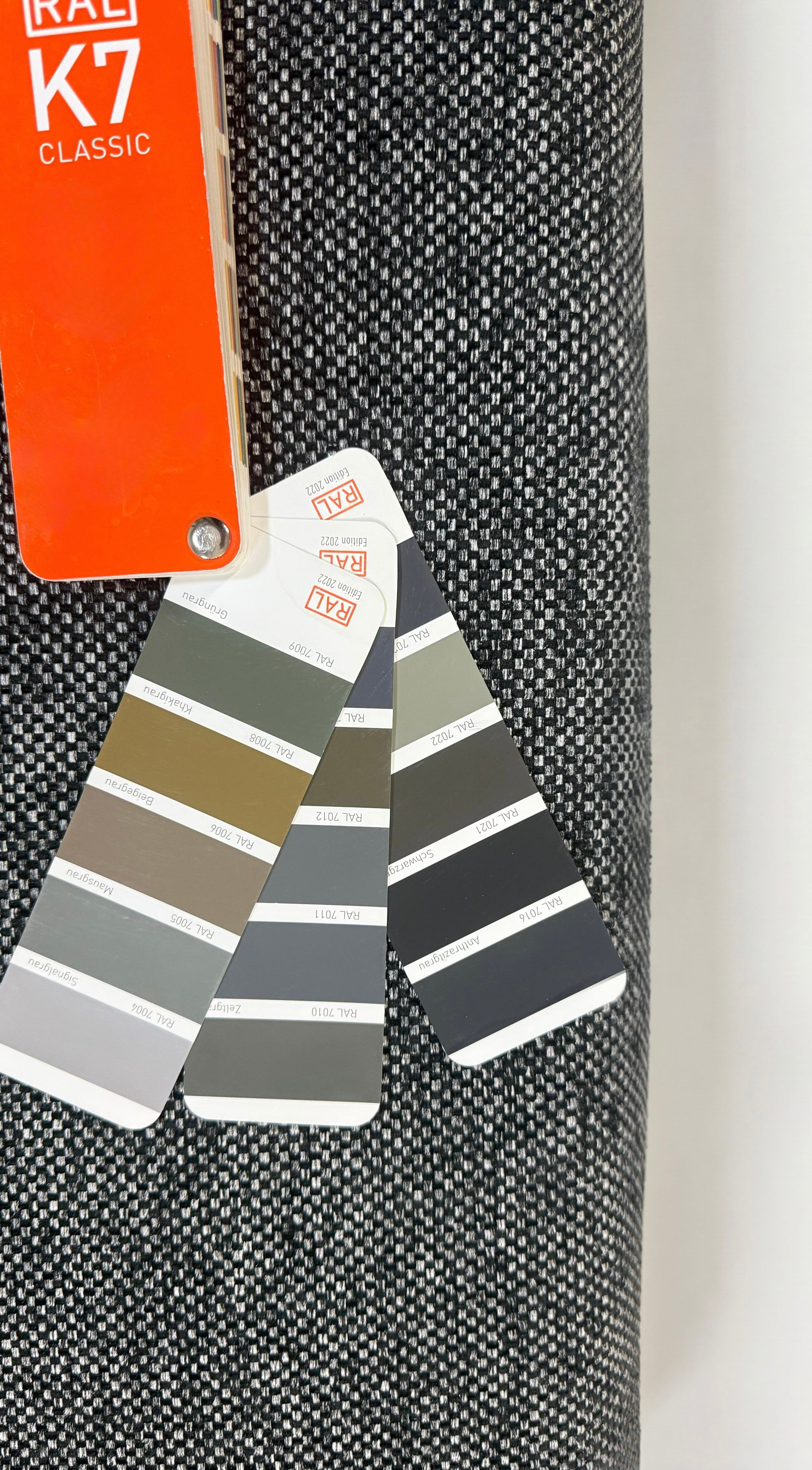 Gebrauchte graue 394 Rolf Benz Designer Stoff Sessel vor einer Wand, stilvoll und modern eingerichtet.