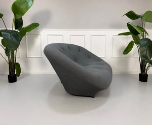 Gebrauchtes graues Ligne Roset Designer Stoff Sofa vor einer Wand, stilvoll und modern eingerichtet.