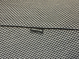 Gebrauchtes graues Ligne Roset Designer Stoff Sofa vor einer Wand, stilvoll und modern eingerichtet.