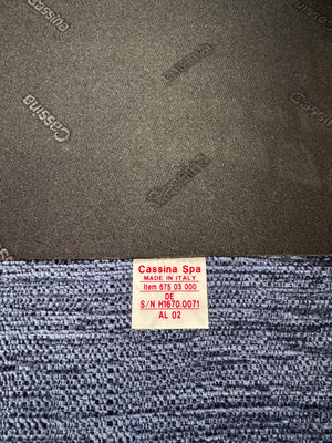 Gebrauchtes blaues Cassina Maralunga Designer Stoff Sofa vor einer Wand, stilvoll und modern eingerichtet.
