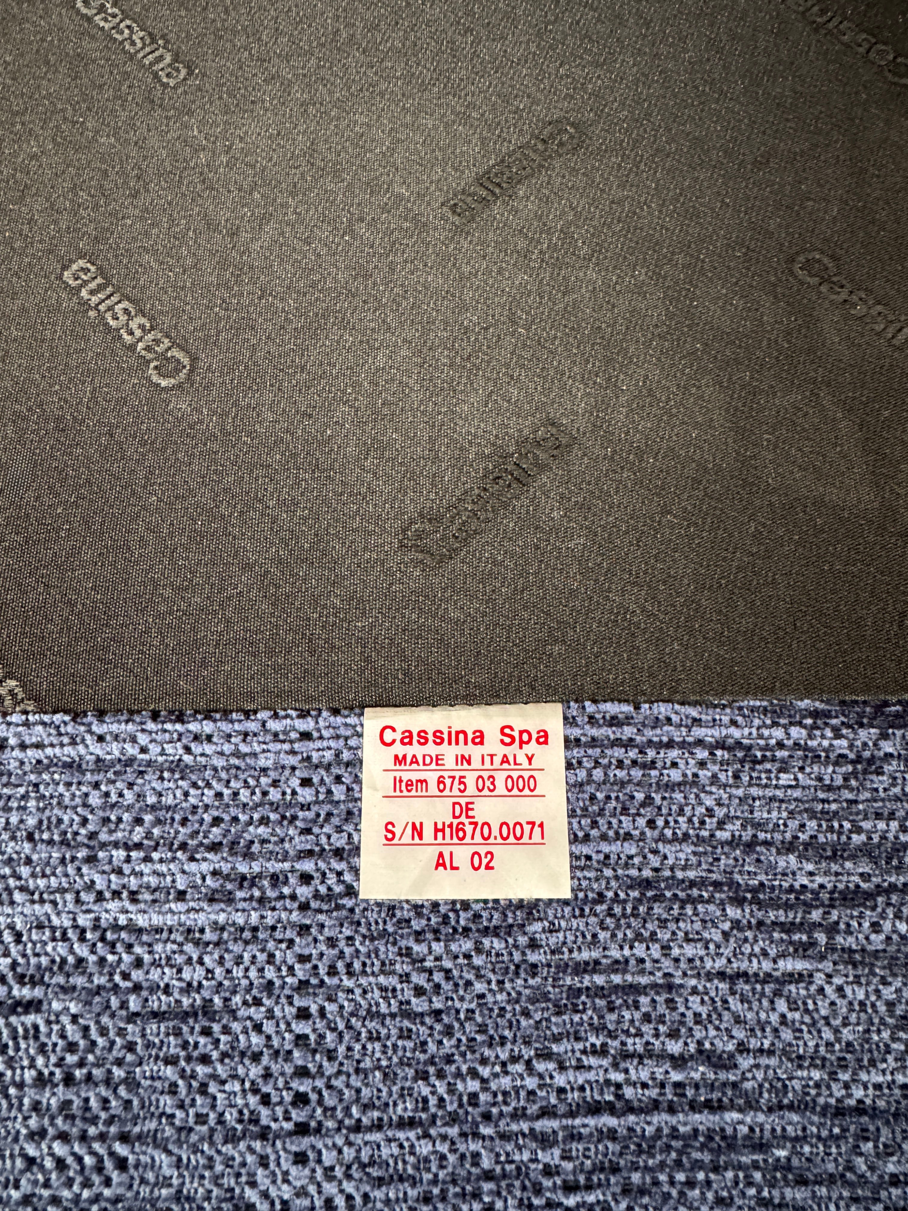Gebrauchtes blaues Cassina Maralunga Designer Stoff Sofa vor einer Wand, stilvoll und modern eingerichtet.
